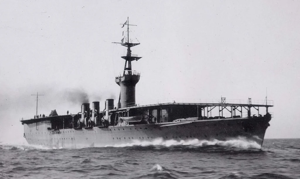 1922年に試運転を行う日本海軍の航空母艦鳳翔