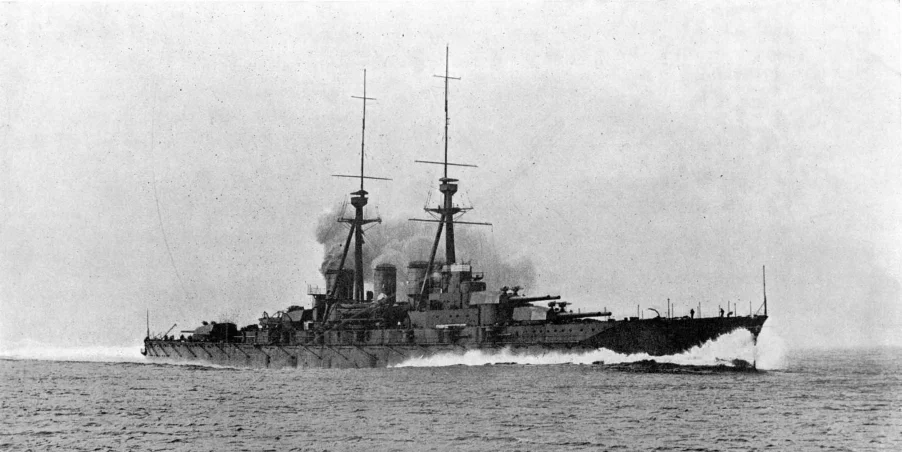海上を航行する日本海軍の巡洋戦艦金剛