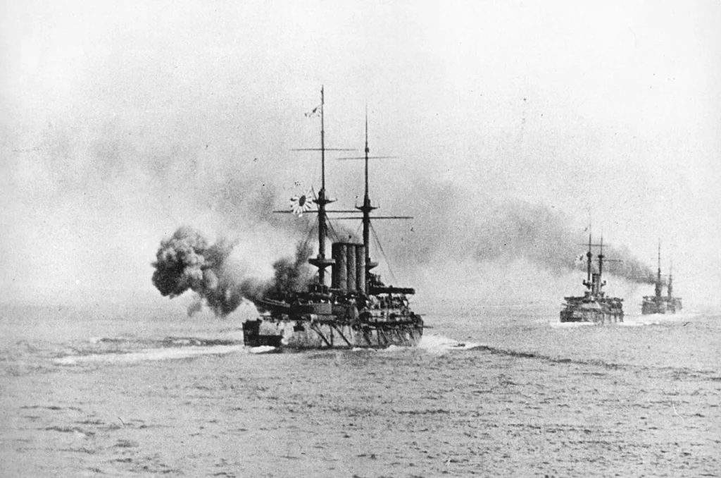 1904年の黄海海戦で砲撃する日本海軍の戦艦敷島などの艦隊