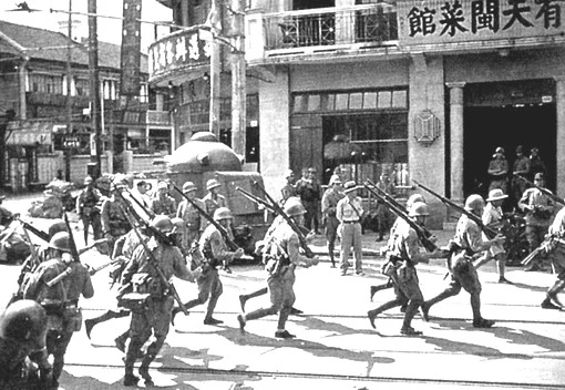 1937年の上海市街を進む日本海軍陸戦隊