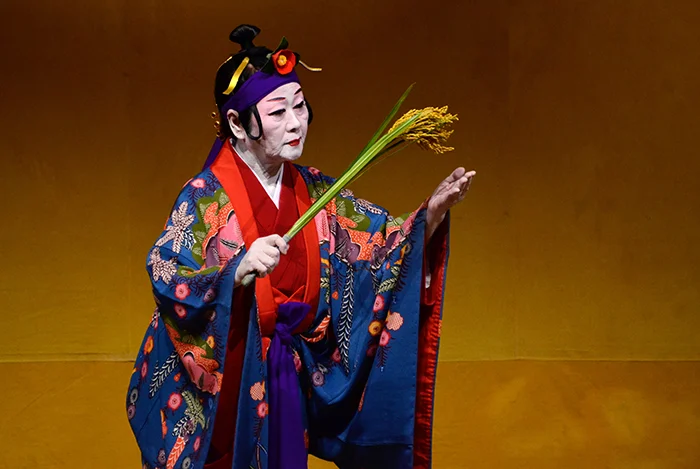 伝統的な衣装で演じられる沖縄の組踊