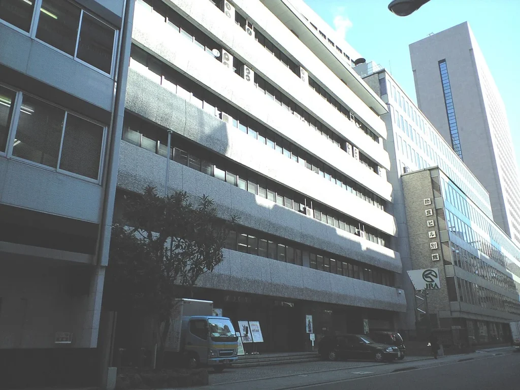 かつて日本中央競馬会の本部が置かれた建物の写真