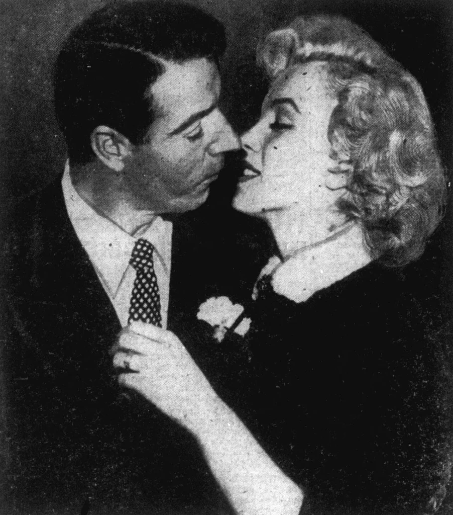 結婚式後のジョー・ディマジオとマリリン・モンロー