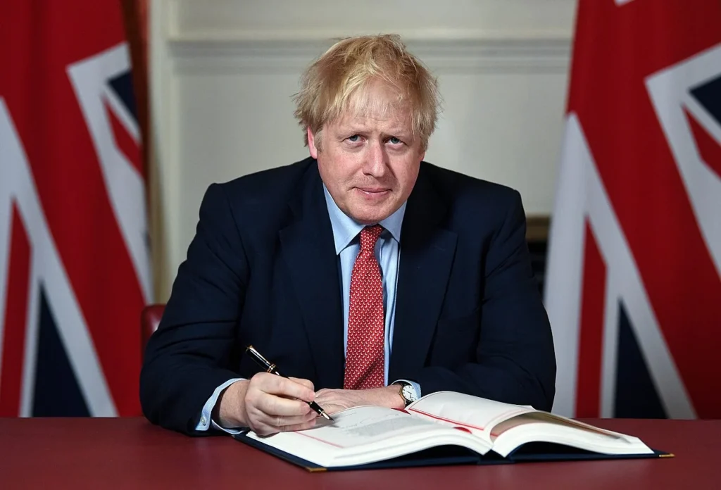 EU離脱協定に署名するイギリスのボリス・ジョンソン首相