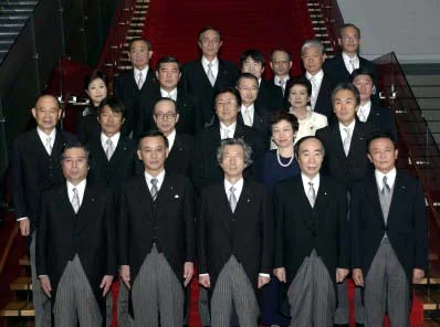 第1次小泉内閣の第2次改造内閣の閣僚集合写真
