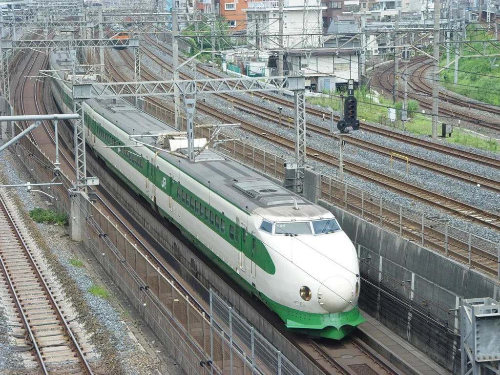 上越新幹線の上り「あさひ」として走る200系車両の写真