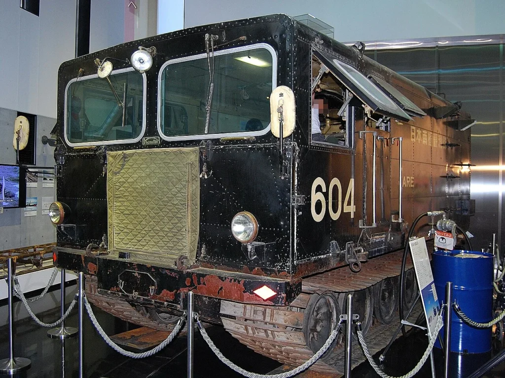 1968年の南極点往復調査で使用された大型雪上車KD604
