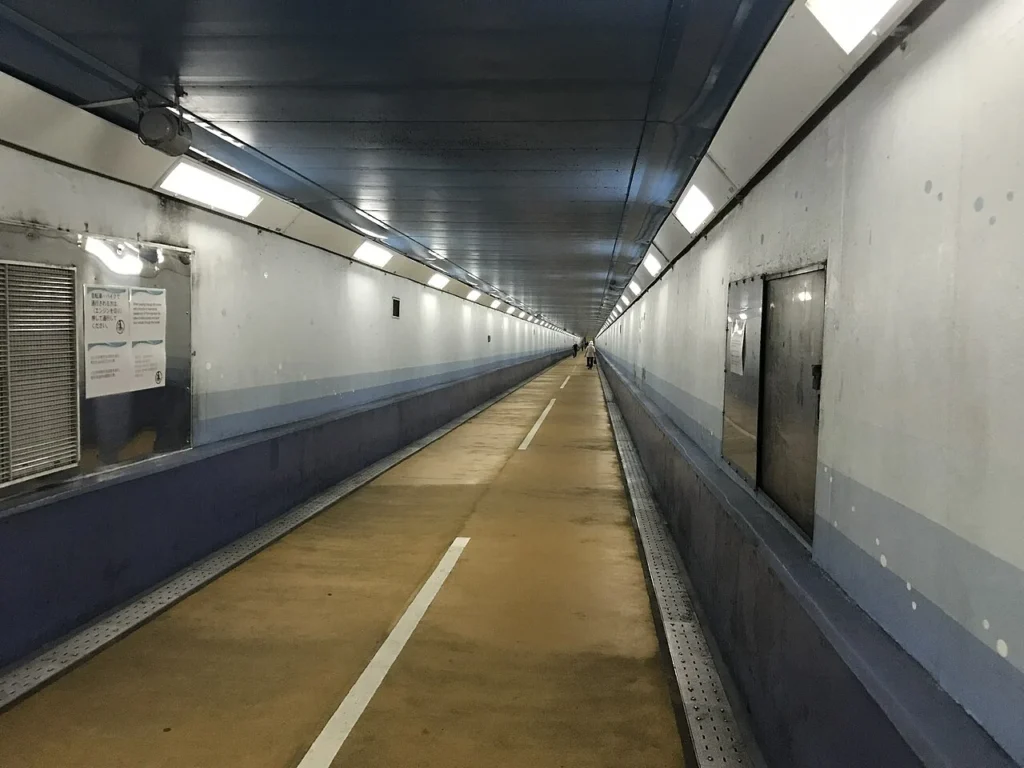 関門国道トンネルの歩行者用通路内部