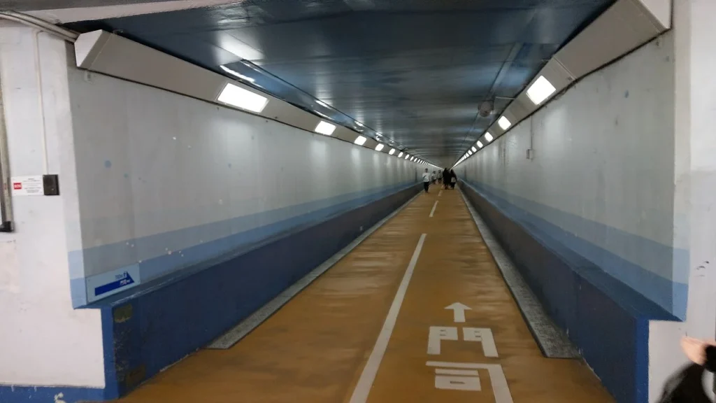関門国道トンネルの歩行者用通路