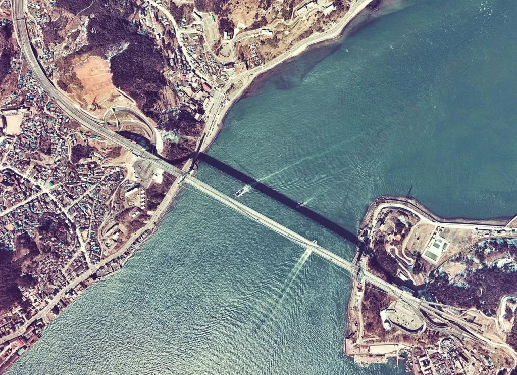 関門海峡をまたぐ関門橋の1974年の航空写真