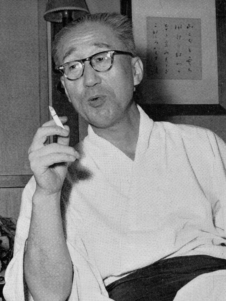俳人・加藤楸邨が自宅の書斎にいる写真