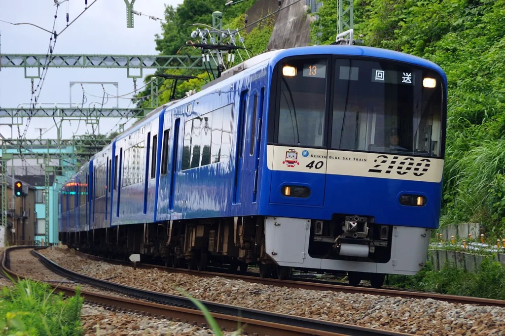 能見台駅へ向かう青色塗装の京急2100形2133編成