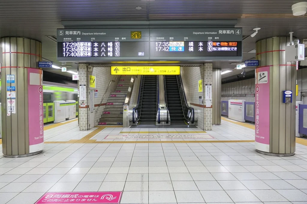新宿駅の京王新線・都営新宿線ホームの写真