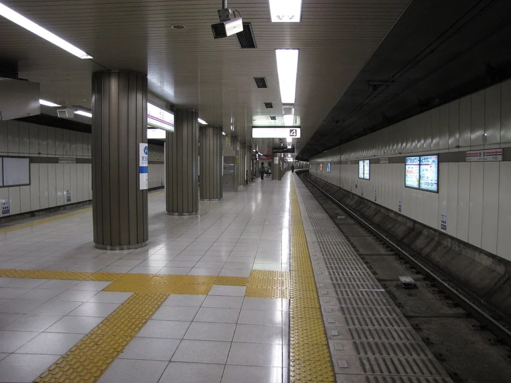 京王新線および都営新宿線の新宿駅ホーム