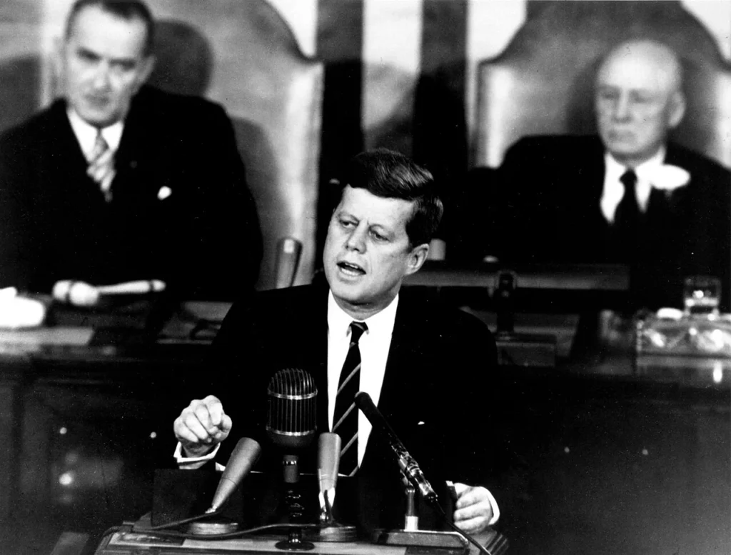 1961年5月25日に議会で演説するケネディ大統領