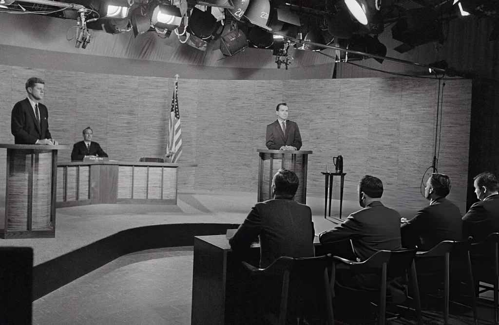 1960年アメリカ大統領選挙でテレビ討論を行うケネディとニクソン