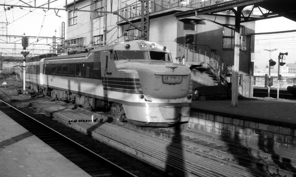 青森から上野駅に到着する国鉄キハ81系特急はつかり