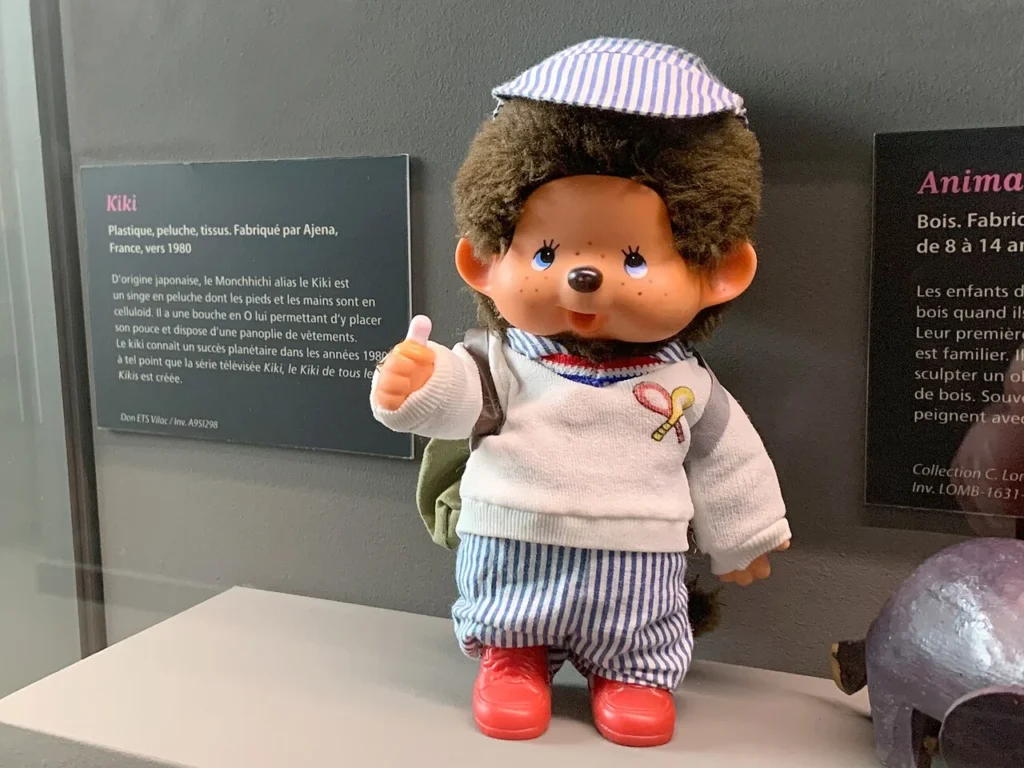 フランスの玩具博物館に展示されたモンチッチ人形