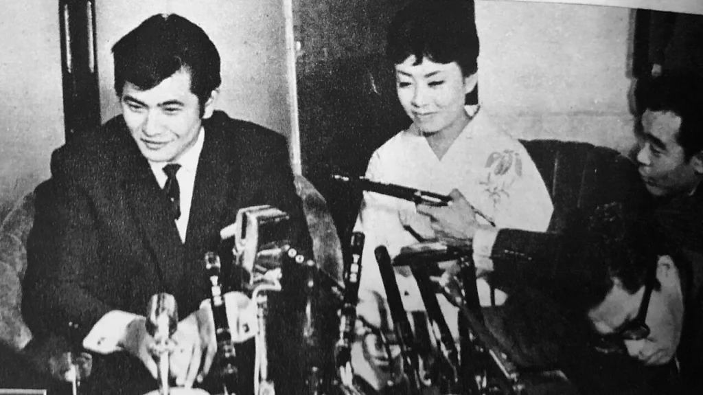 婚約を発表した小林旭と美空ひばり