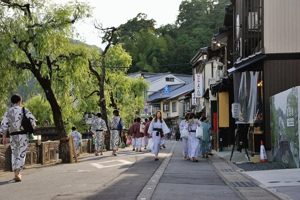 城崎温泉の街を浴衣姿で歩く人々の写真