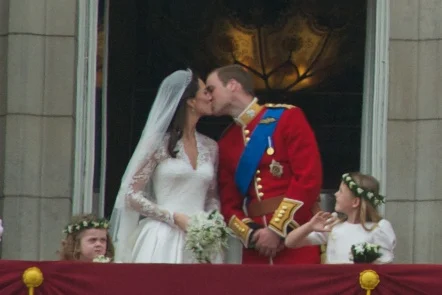 結婚式後にバッキンガム宮殿のバルコニーに立つウィリアム王子とキャサリン妃