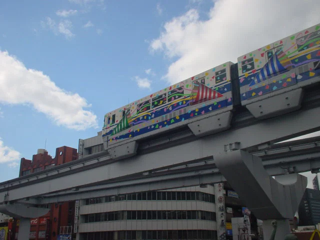 小倉駅を出発する北九州モノレールの車両