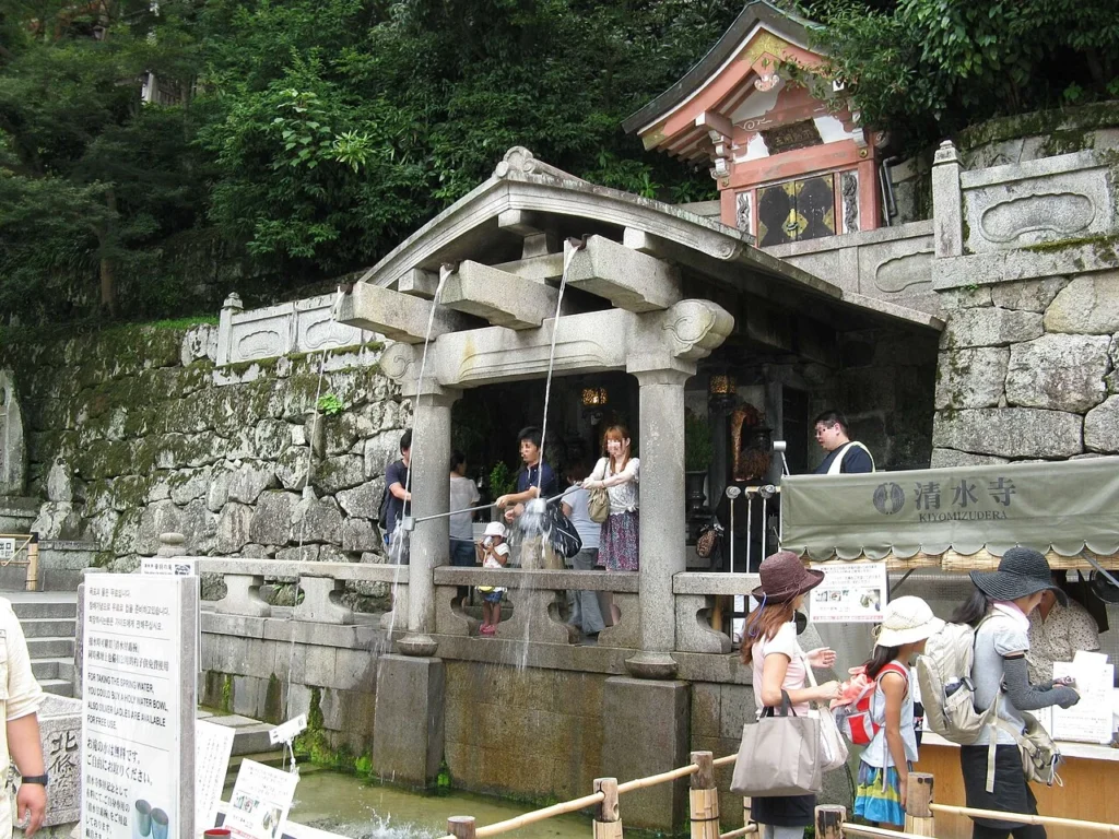 京都の清水寺にある音羽の滝
