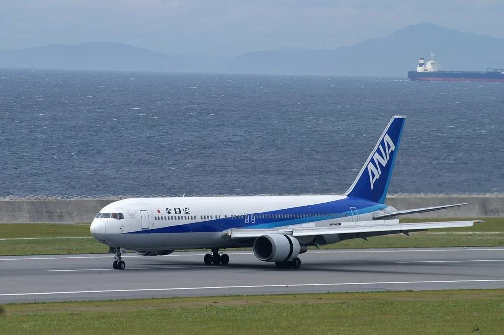 2006年に撮影された神戸空港と全日本空輸の旅客機