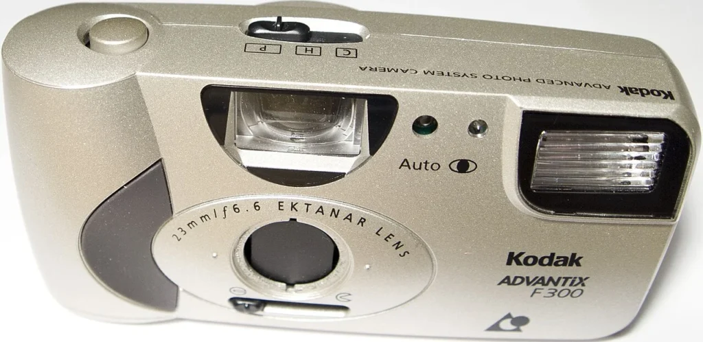 APSフィルムを使用するコダック・アドバンティックスF300カメラ