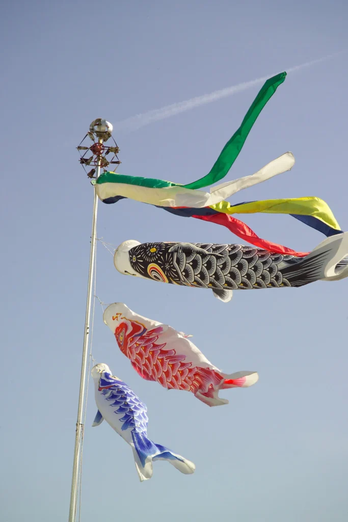 空に掲げられた鯉のぼり