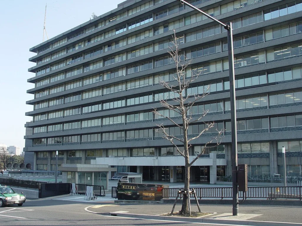 国土交通省と海上保安庁が入る庁舎の写真