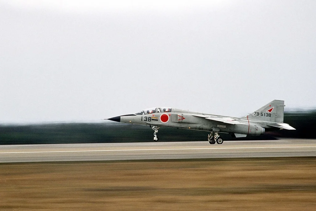小松基地から離陸する航空自衛隊のT-2練習機