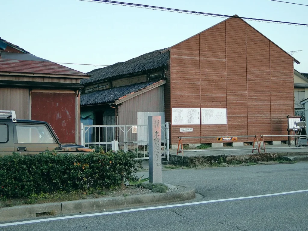 旧十二銀行倉庫と米騒動発祥の地の石碑の写真