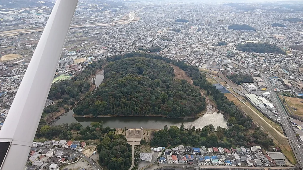 大阪府羽曳野市にある誉田御廟山古墳の空撮写真