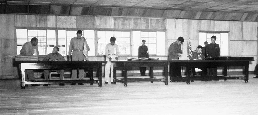 板門店で朝鮮戦争休戦協定に署名する代表者