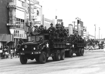 コザ暴動後に現場へ到着した米軍部隊のトラック