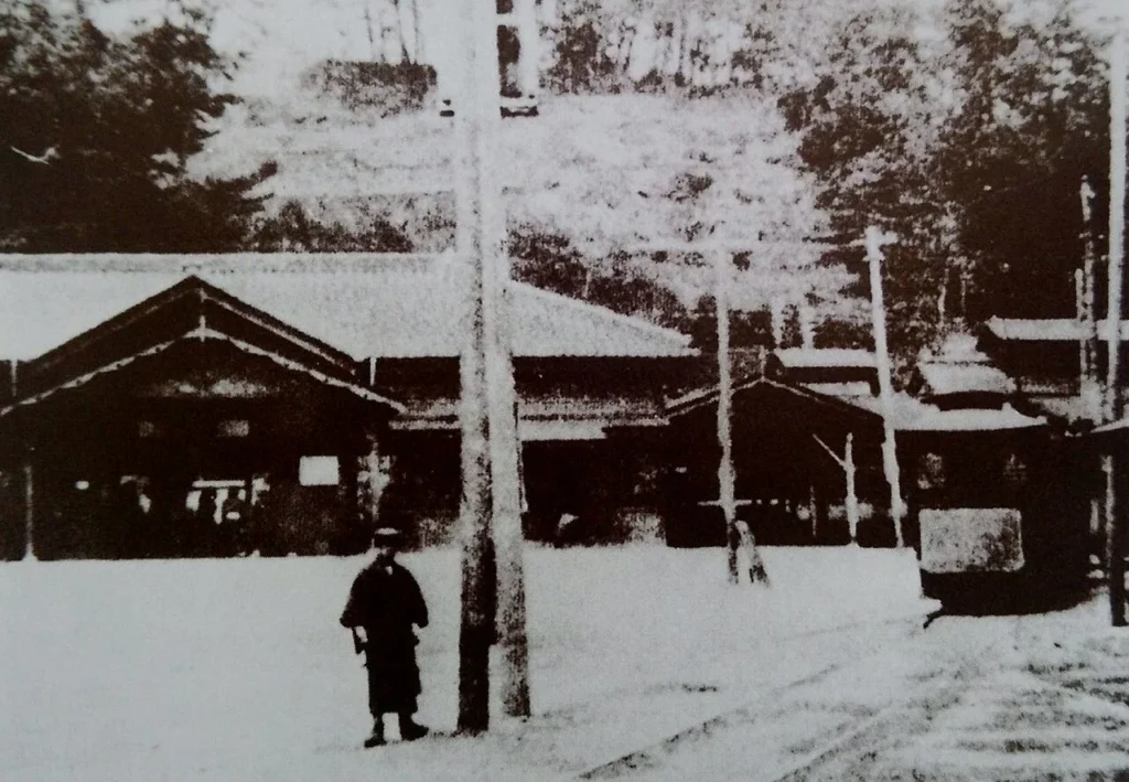 神奈川県にある国府津駅の駅前を写した古写真