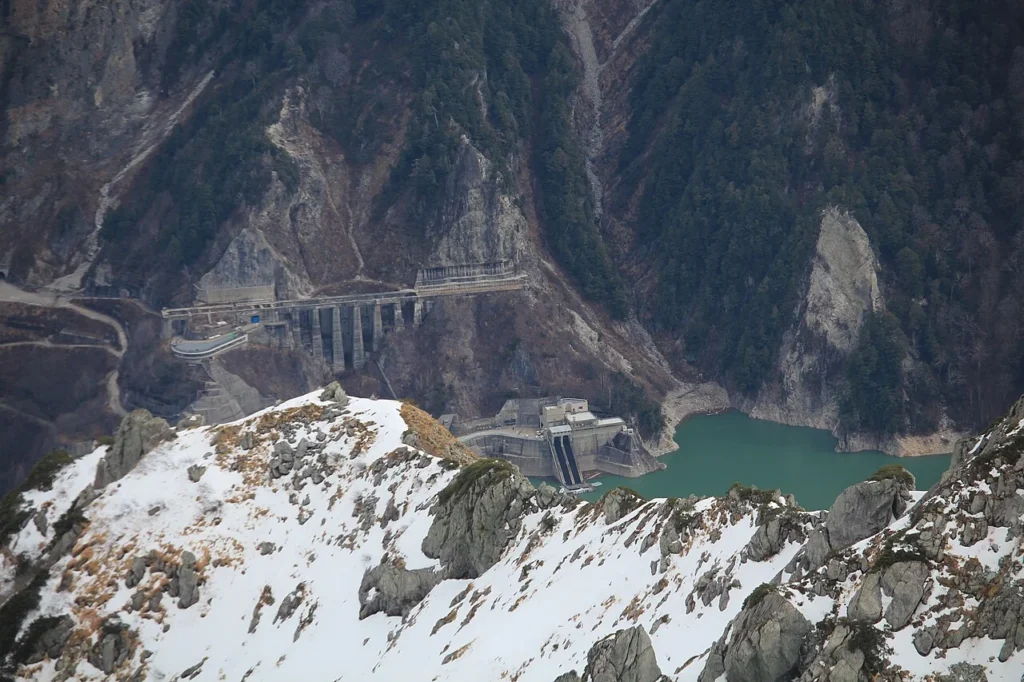 立山の雄山から望んだ黒部ダムの写真