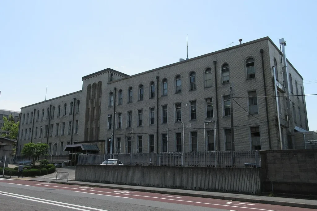 京都府警察本部の庁舎