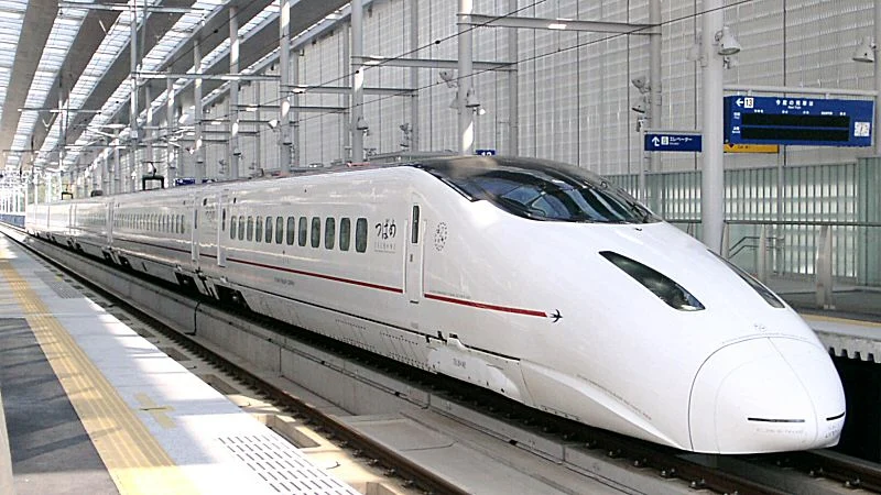 新水俣駅に停車する九州新幹線800系電車