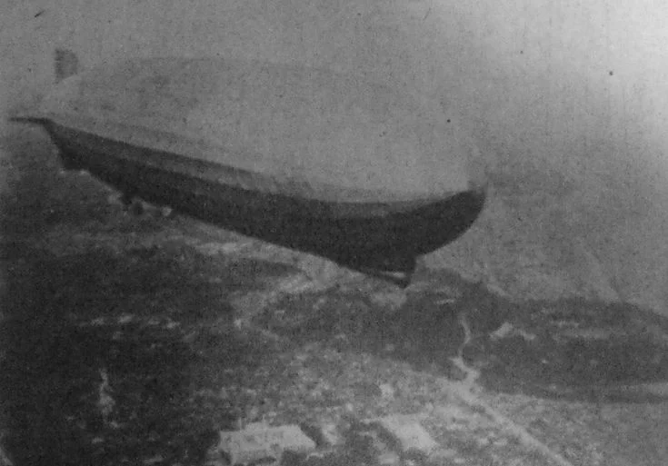 1929年に東京上空を飛行するグラーフ・ツェッペリン号