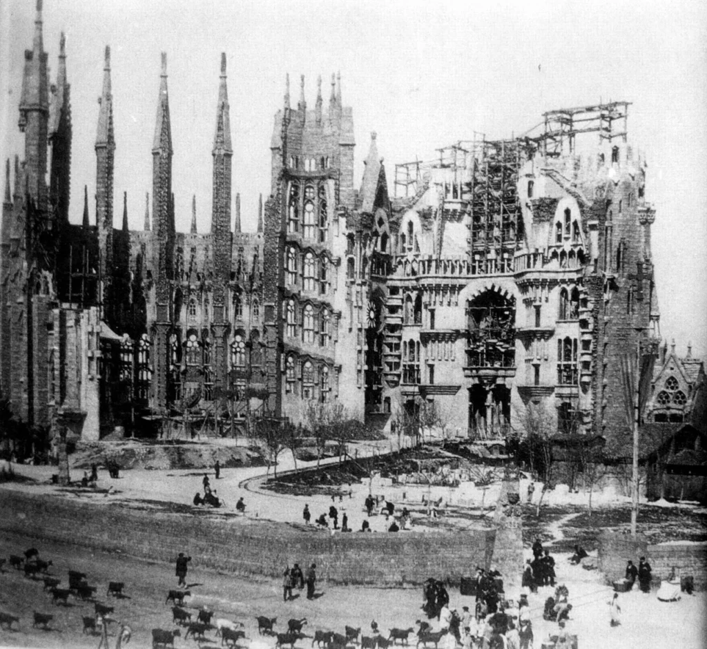 建設途中のサグラダ・ファミリアを写した1915年ごろの写真