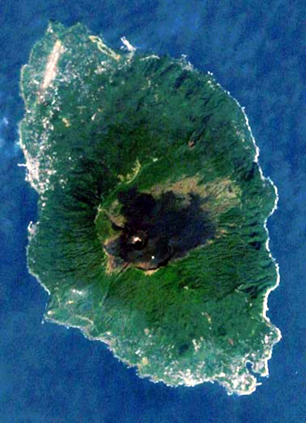 人工衛星から捉えた伊豆大島の全景