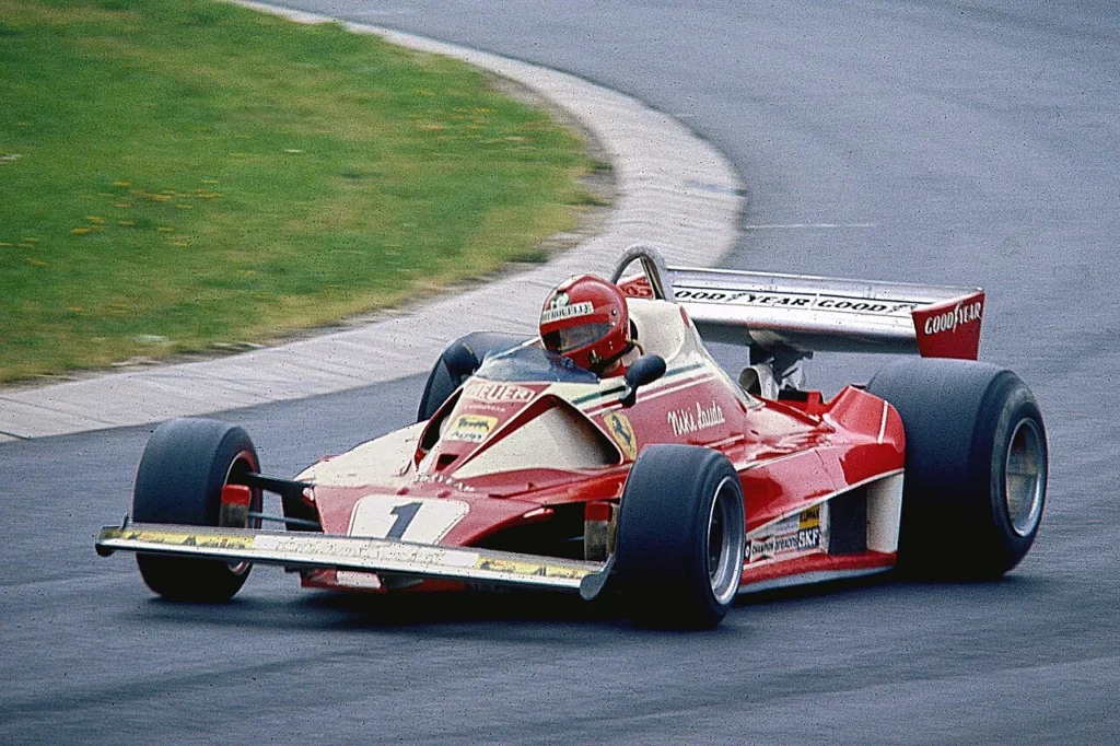 ニュルブルクリンクを走行するニキ・ラウダのフェラーリ312T2
