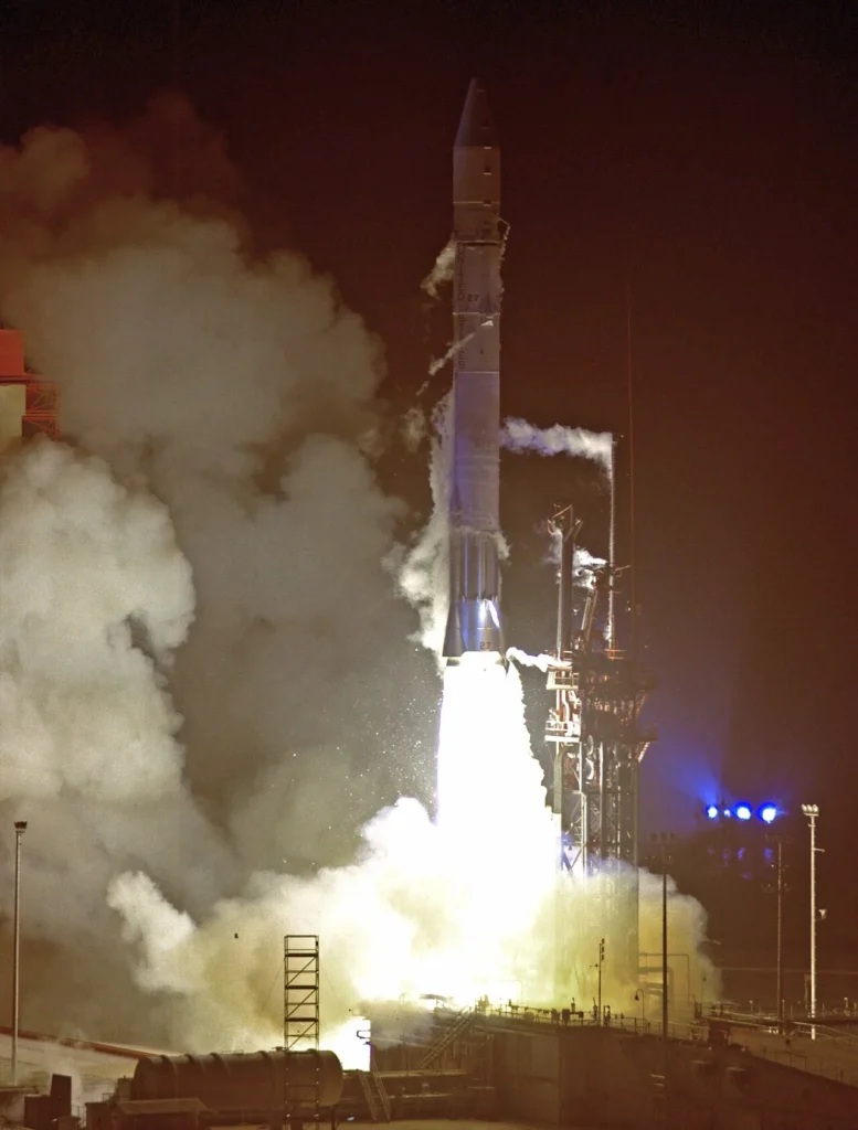 ロケットで打ち上げられる宇宙探査機パイオニア10号