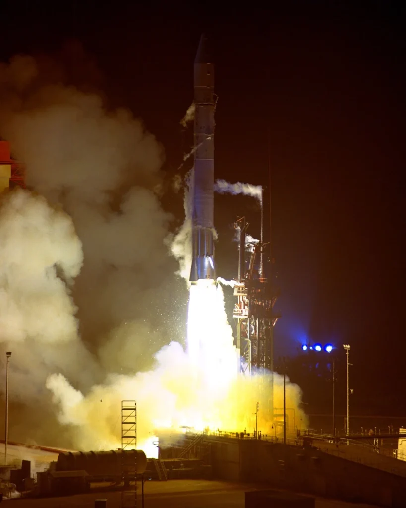 打ち上げられる宇宙探査機パイオニア10号