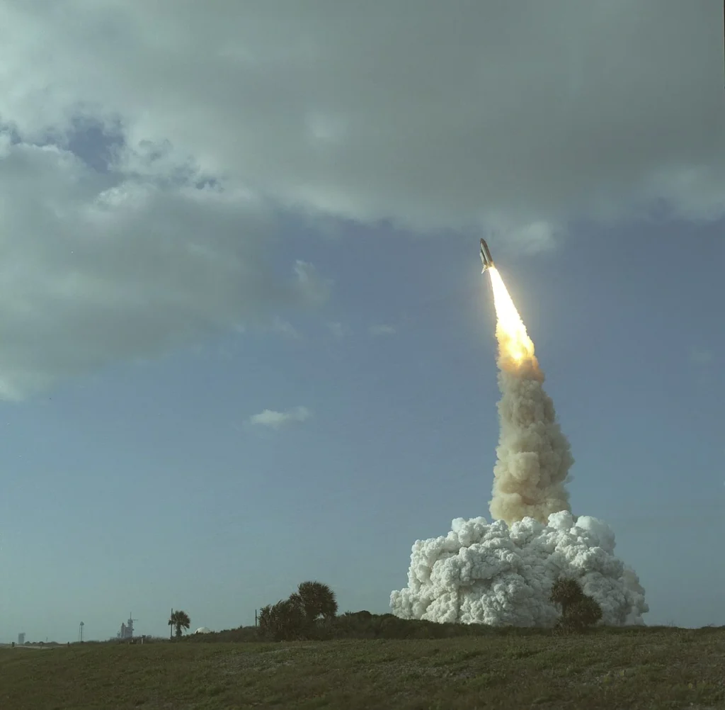 ハッブル宇宙望遠鏡を搭載して打ち上げられるスペースシャトル・ディスカバリー