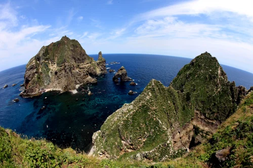 海上に浮かぶ竹島の島々
