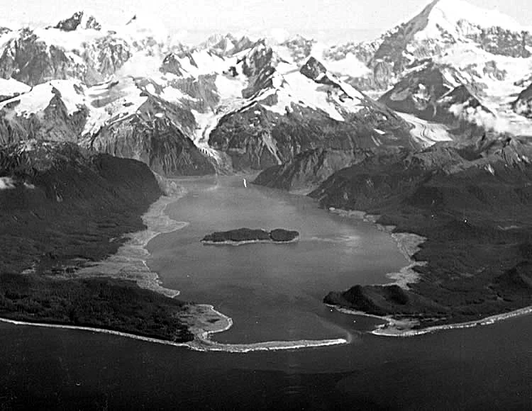 1958年の巨大津波後に上空から撮影されたアラスカのリツヤ湾