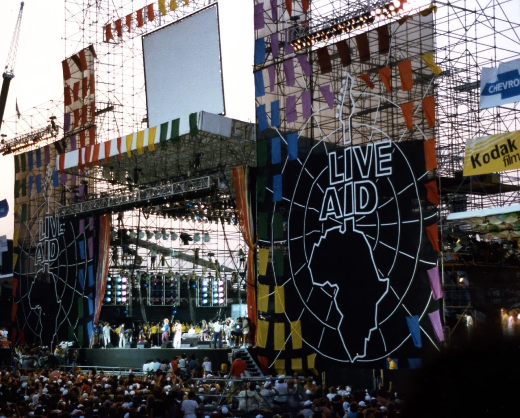 1985年のライブエイドで演奏する出演者